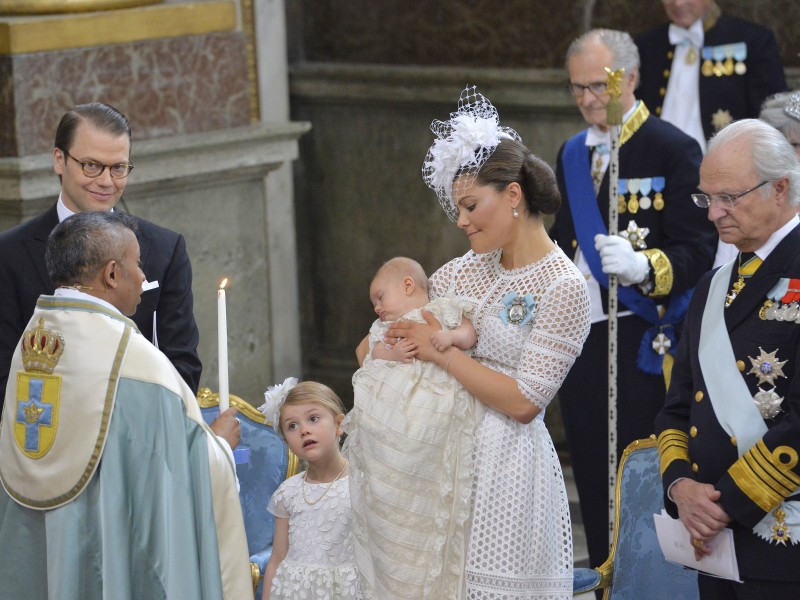 Zu seiner Taufe trug der kleine Prinz das gleiche traditionelle Kleid ...