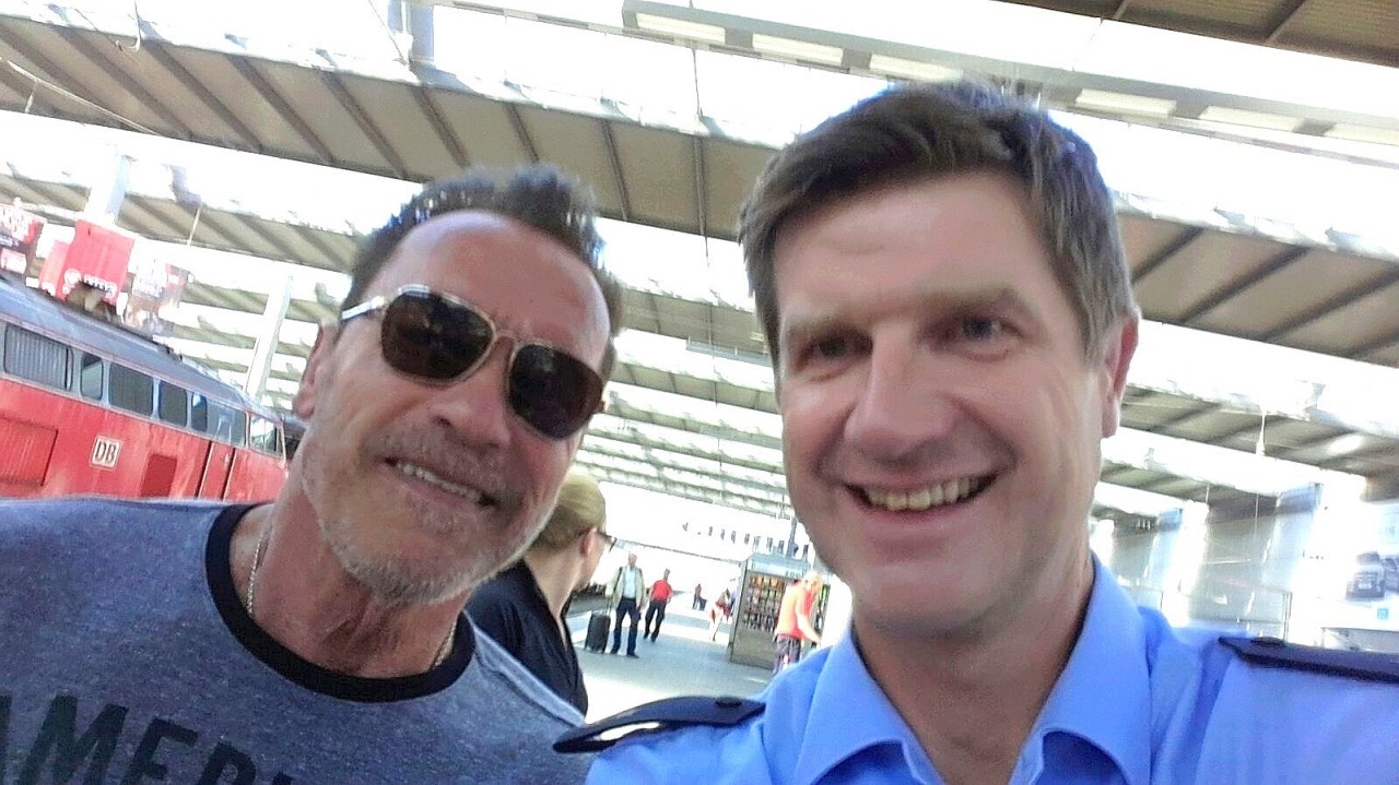 Arnold Schwarzenegger machte 2016 im Münchener Hauptbahnhof ein Selfie mit einem Bundespolizisten.