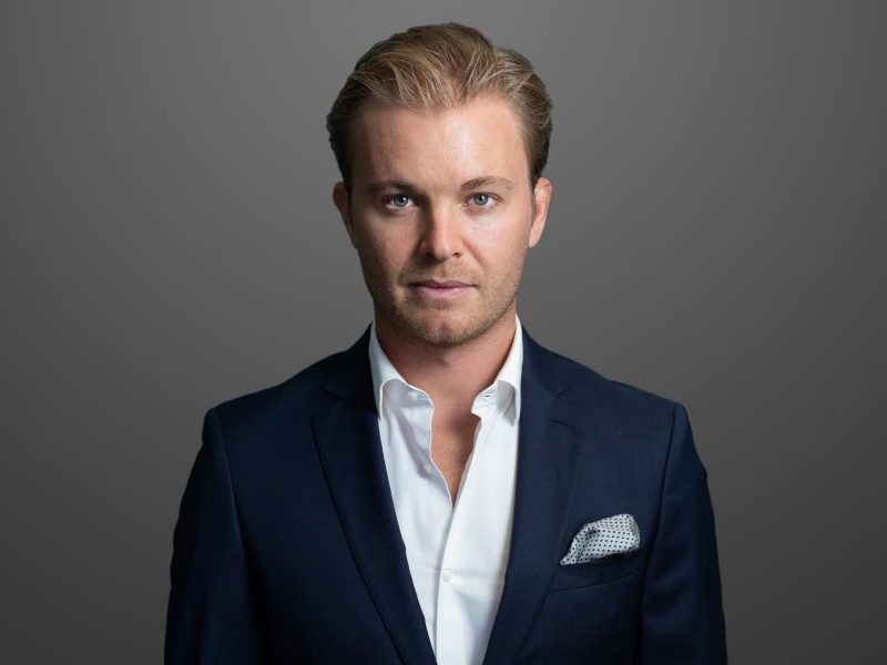 Nico Rosberg tritt die Nachfolge von Frank Thelen an. Der ehemalige Rennfahrer und Formel-1-Weltmeister ist inzwischen selbst Unternehmer und Investor im Bereich der grünen Mobilität. Rosberg beteiligt sich zudem an der Formel E, der internationalen Rennserie für Elektroautos. 