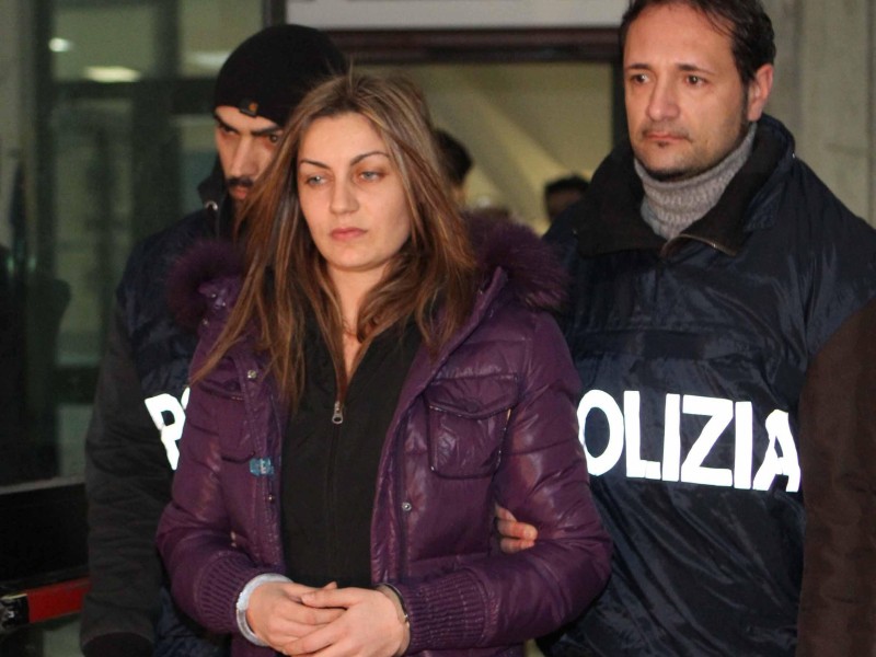 Giuseppe Strangios Schwester Angela Strangio bei ihrer Festnahme im Februar 2010. Auch sie soll an den Morden beteiligt gewesen sein.