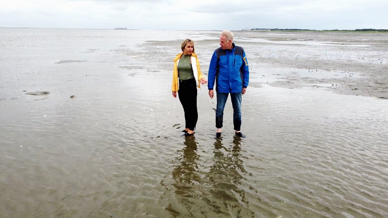 Die RTL-Reporter Marlena Busch und Burkhard Kresss begeben sich auf eine Wanderung durch das Wattenmeer. 