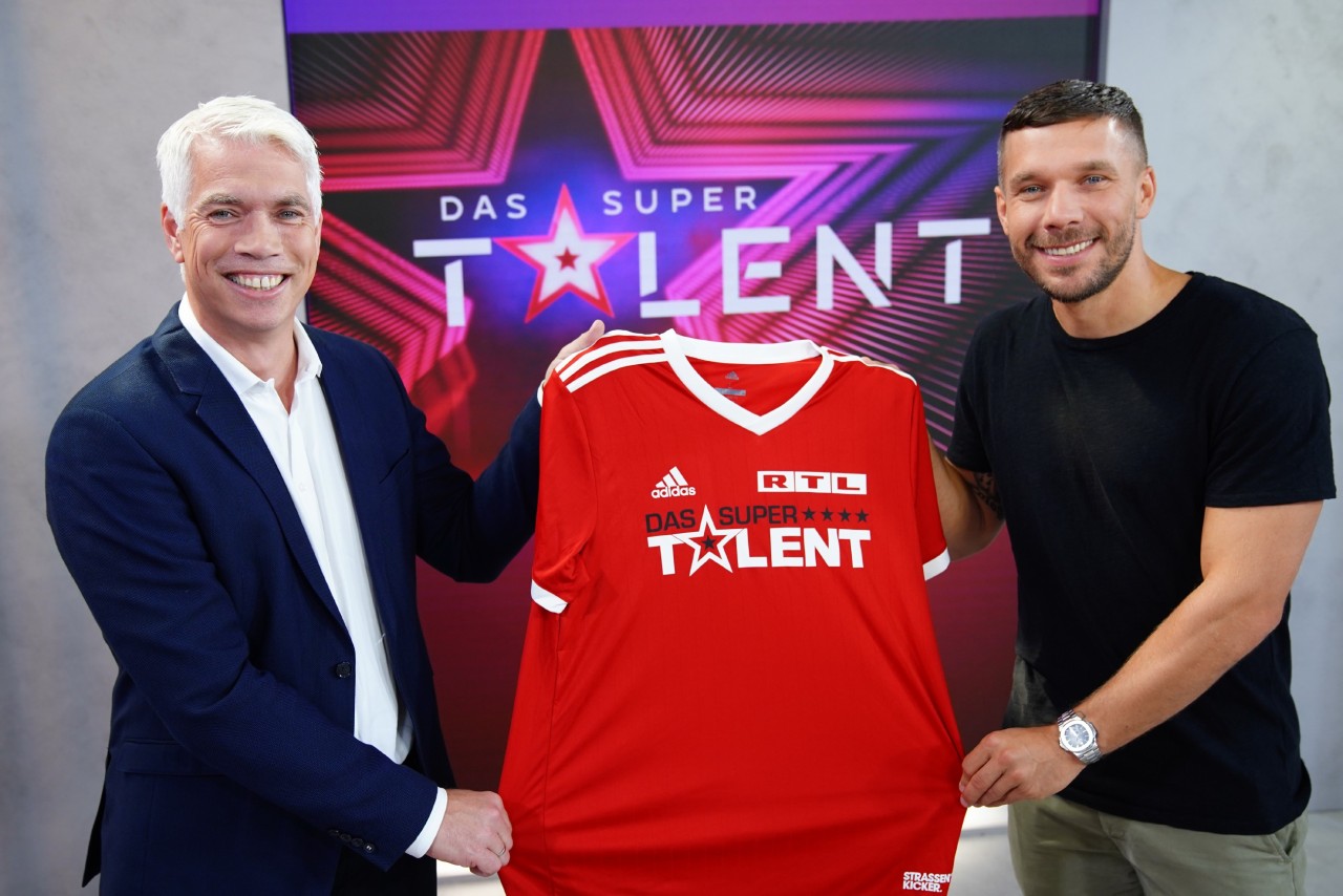 Supertalent: Henning Tewes, Geschäftsführer RTL Television & Co-Geschäftsleiter TVNOW, Fußball-Weltmeister Lukas Podolski (r.)