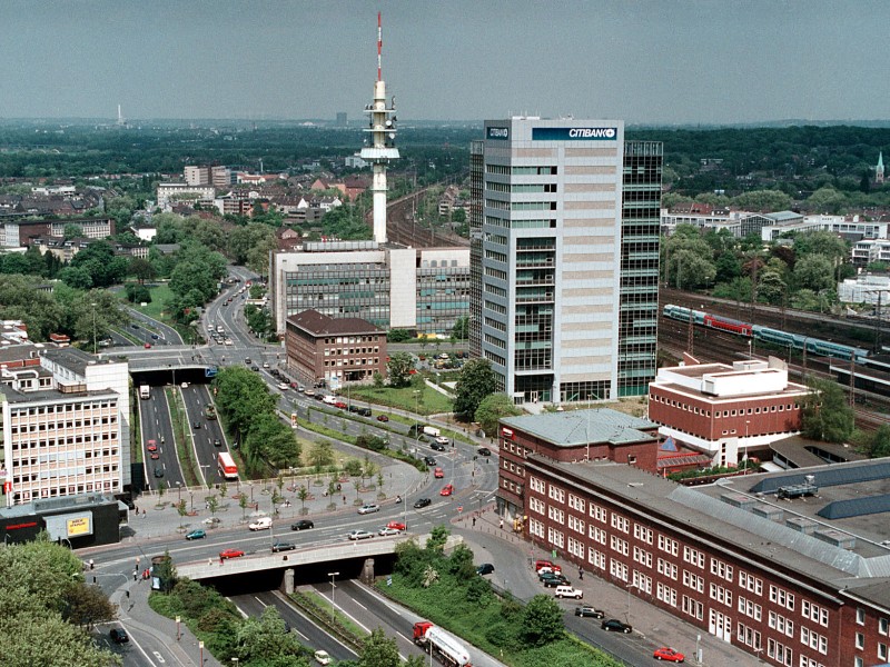Blick aus dem Hoist-Hochhaus auf die A 59, das Medienhaus und das Targobank-Hochhaus 2001.