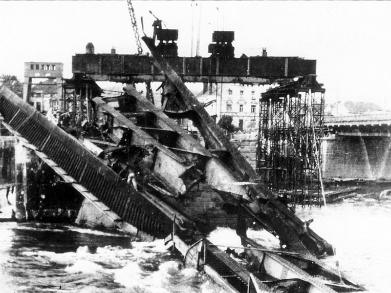 Die zerstörte Brücke über die Ruhr in Kettwig.