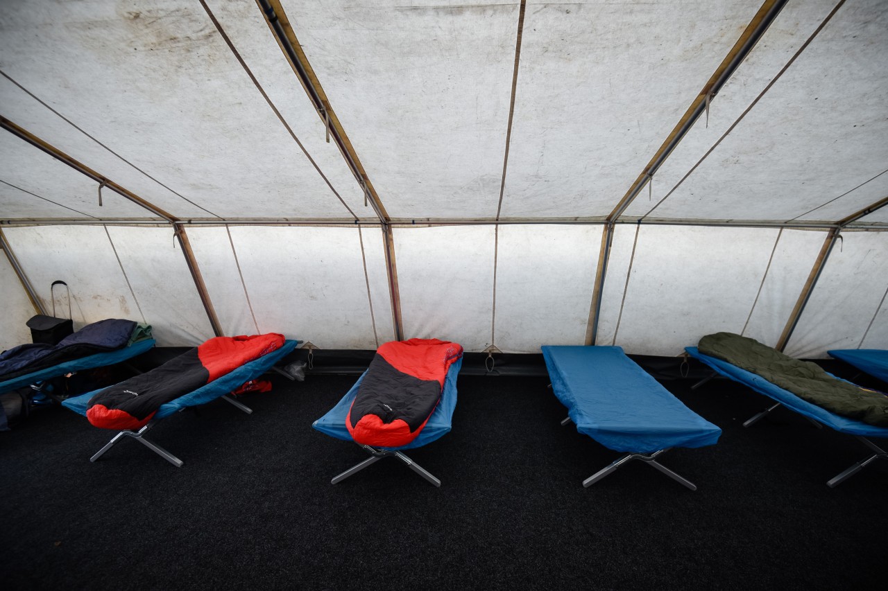 Das DRK-Zelt ist in Essen für die Obdachlosen aufgebaut worden.