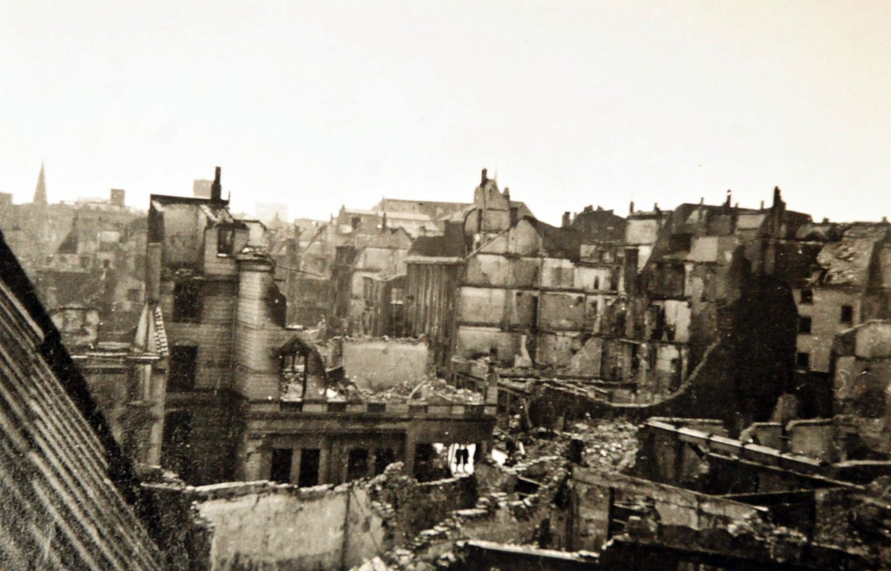 Das Bild zeigt die Essener Innenstadt rund um den  Viehofer Platz am Tag nach den Angriffen vom 5. März 1943. Repro: Alexandra Roth/WAZ FotoPool