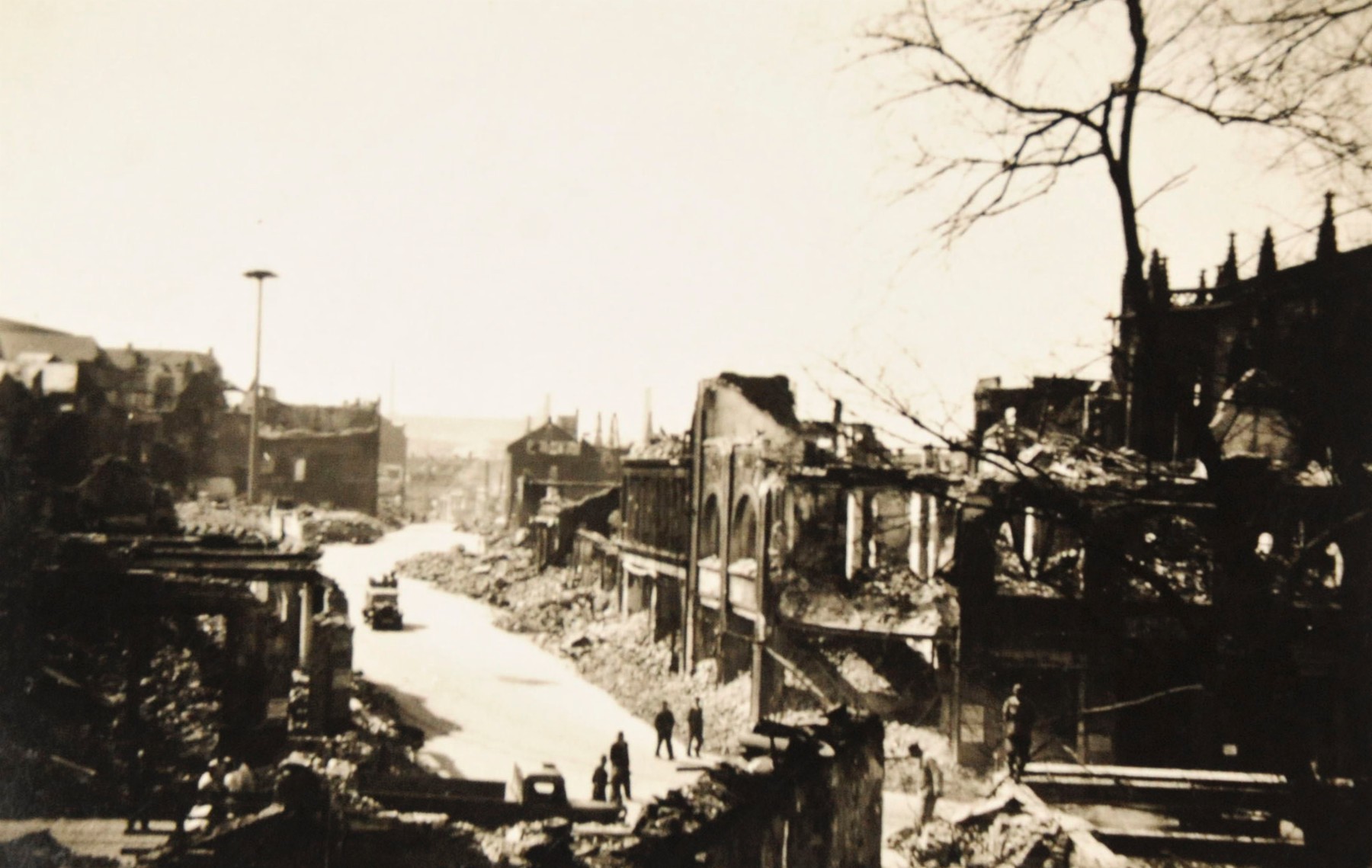 Das Bild zeigt die Essener Innenstadt rund um den  Viehofer Platz am Tag nach den Angriffen vom 5. März 1943. Repro: Alexandra Roth/WAZ FotoPool