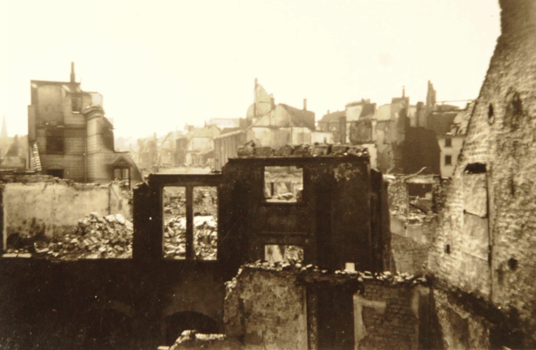 Das Bild zeigt die Essener Innenstadt rund um den  Viehofer Platz am Tag nach den Angriffen vom 5. März 1943.  Repro: Alexandra Roth/WAZ FotoPool