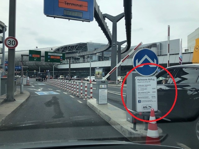 Am Flughafen Düsseldorf gibt es Kurzzeitparkzonen namens Kiss & Fly, mehrere Schilder weisen darauf hin.