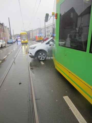 Eine Straßenbahn und ein Auto sind kollidiert in Mülheim.