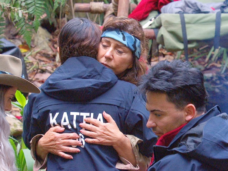 Kattia verabschiedet sich von Tina und Matthias. Sie darf jetzt wieder im Hotel übernachten, ist dafür aber aus dem Wettbewerb um die Dschungelkrone raus.