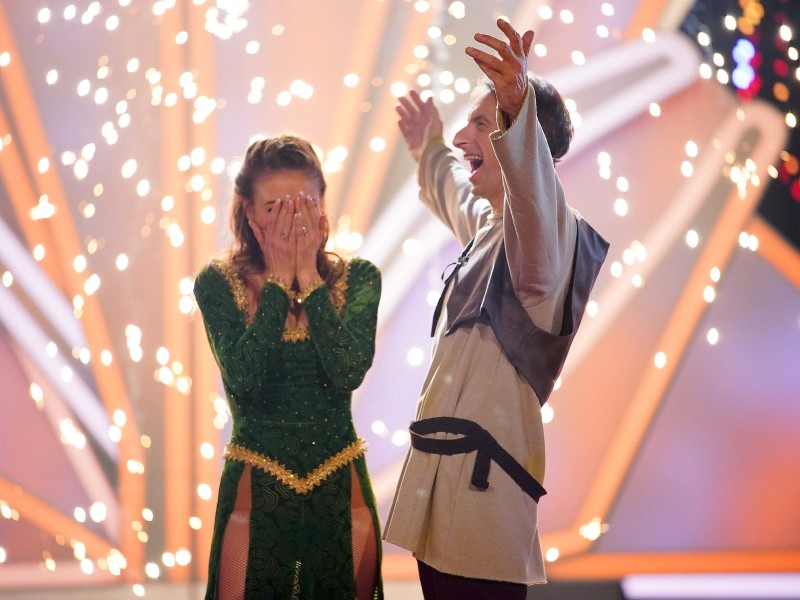 Lück und seine Tanzpartnerin Ekaterina Leonova freuen sich über den Sieg.