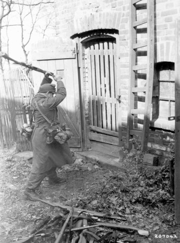 Der Krieg ist vorbei! Ein deutscher Soldat zerschlägt am 13. April 1945 in Milspe seinen Karabiner. (Foto: Ralf Blank)
