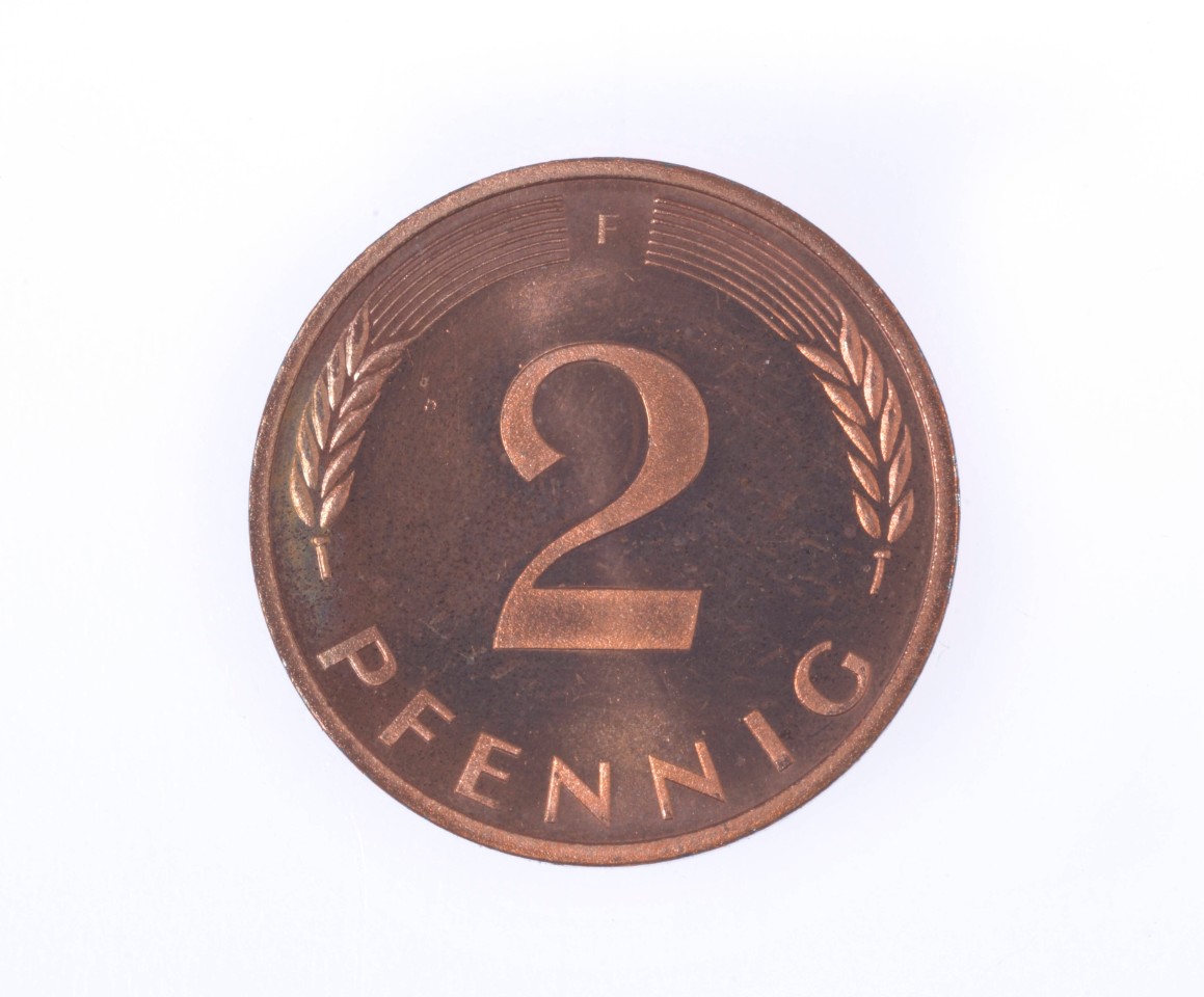 Eine Zwei-Pfennig-Münze. Bis Ende der 60er Jahre wurden die Geldstücke aus reinem Kupfer hergestellt. 