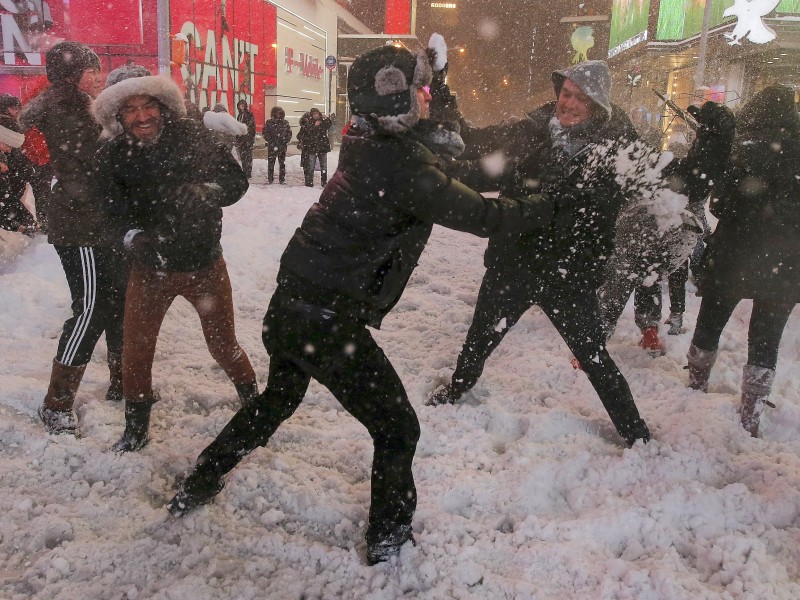 ...Schneeball-Schlacht am Times Square in New York. Was für die einen Spaß ist,...
