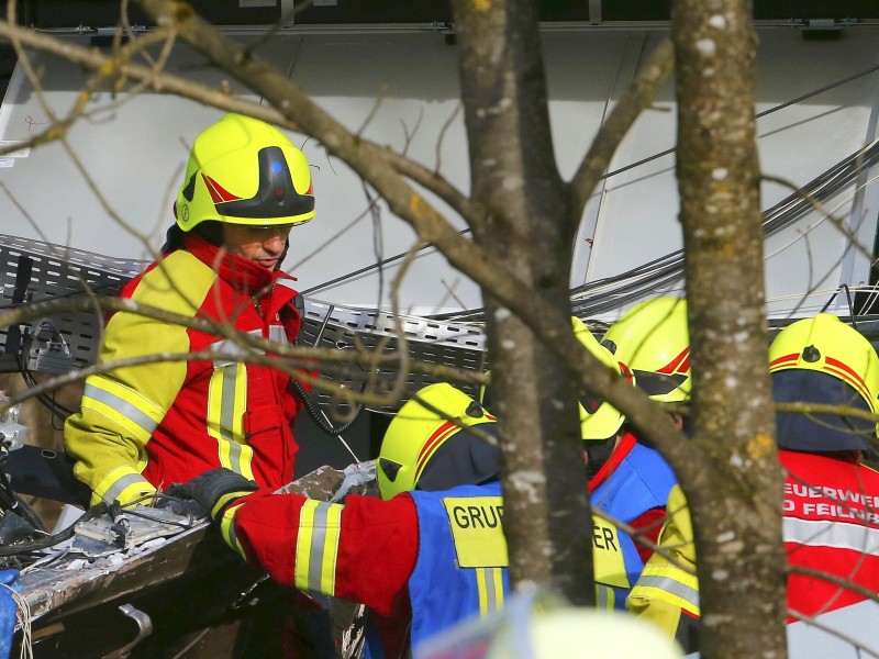 Die Unglücksstelle befindet sich an einem Ort, der für die Helfer nicht leicht zugänglich war. Es war für die Einsatzkräfte nicht einfach, die Verletzten aus den teilweise stark deformierten Waggons zu bergen. 