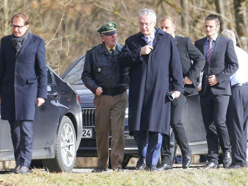 Gemeinsam mit dem bayerischen CSU-Innenminister Joachim Herrmann (Mitte) besuchte Dobrindt (links) den Unglücksort.