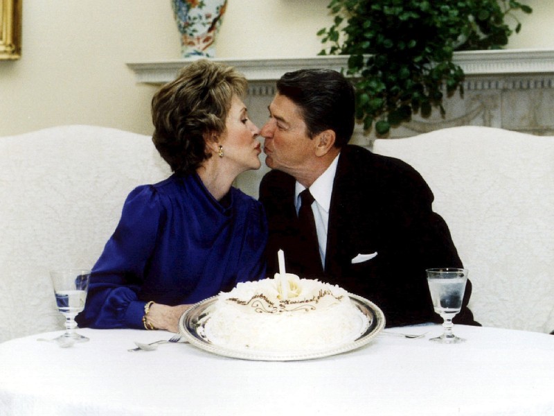 Die Reagans spielten mit den Medien, isnzenierten sich selbst perfekt: Hier feiern sie ihren Hochzeitstag im Weißen Haus 1985. 