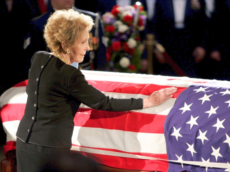 Als Ronald Regan 2004 starb, nahm Nancy Reagan öffentlich Abschied am aufgebarten Sarg ihres Mannes. 