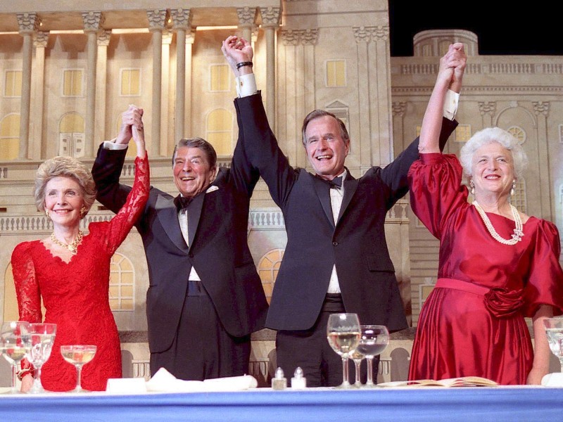 Nach Ende der beiden Amtszeiten Reagans als US-Präsident half das Paar Reagans Vize George Bush und seiner Frau Barbara auf dem Weg ins Weiße Haus. 