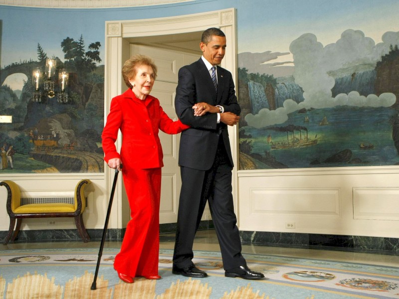 An der Seite von Präsident Barack Obama besuchte Nancy Reagan 2009 noch einmal das Weiße Haus, wo sie selbst acht Jahre residiert hatte. 