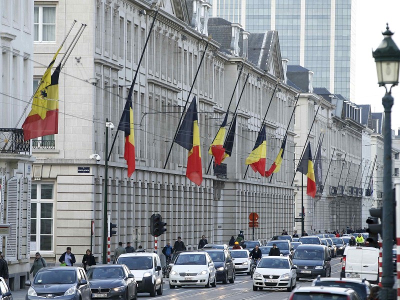 Überall in Brüssel hingen die Nationalflaggen auf Halbmast.