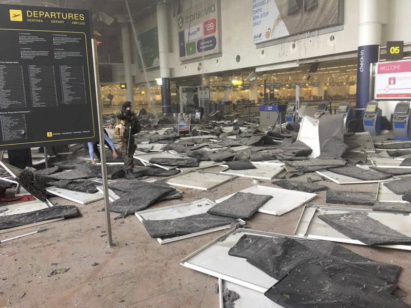 Die Abflughalle des Zaventem-Flughafens, die durch die Bombenexplosionen verwüstet wurde.