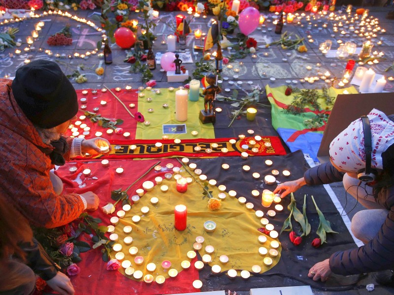 Kurz vor der Dämmerung in der belgischen Hauptstadt zündeten viele Menschen Kerzen an.