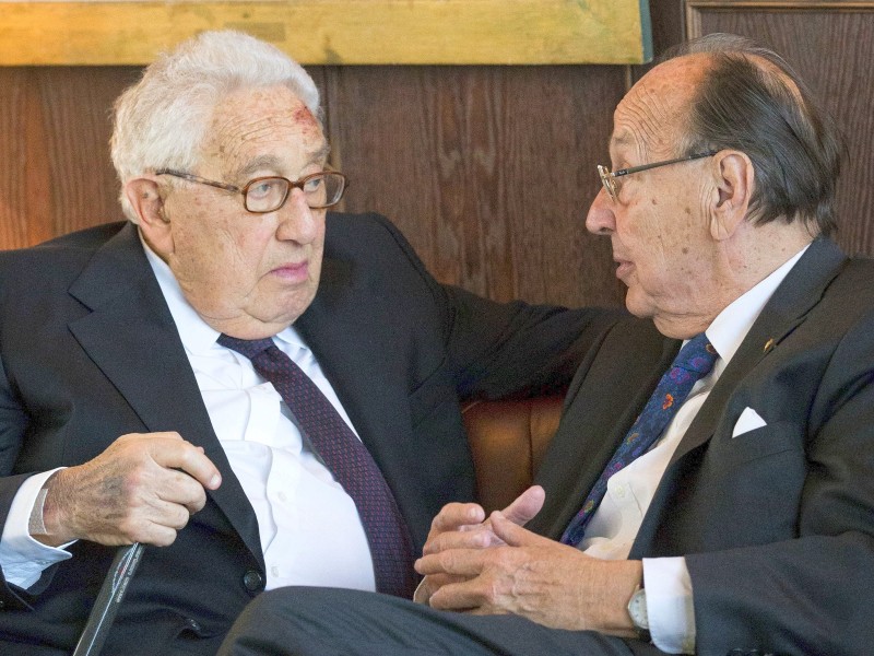 ... 18 Jahre später: Genscher und Kissinger treffen bei einem Empfang zum 90. Geburtstag des Amerikaners in Berlin wieder zusammen. 