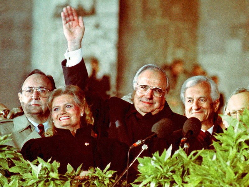 Genscher (li.), hier im Bild mit Bundeskanzler Helmut Kohl, dessen Frau Hannelore Kohl und Bundespräsident Richard von Weizsäcker (re.), war von 1974 bis 1992 Bundesaußenminister und Vizekanzler. In seine Amtszeit fielen der Fall der Mauer, die Zwei-plus-vier-Gespräche, ...