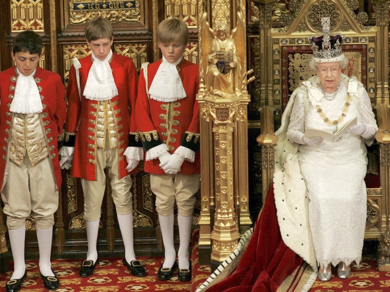 Der Monarch verliest dabei eine von der britischen Regierung verfasste Regierungserklärung.