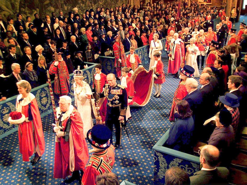 Als britische Monarchin eröffnete Königin Elizabeth das britische Parlament. Seit ihrer Thronbesteigung hat sie – mit Ausnahme der Jahre 1959 und 1963, wo sie mit Prinz Andrew und Prinz Edward schwanger war – jede neue Session des Parlaments eröffnet. 