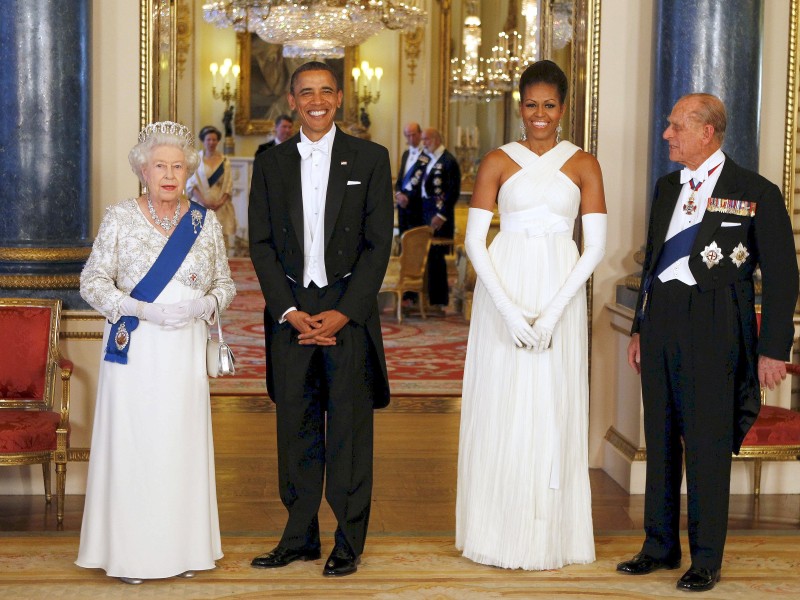 2011 waren US-Präsident Barack Obama und die First Lady zu Besuch. Die Gäste müssen dabei über die besondere Begrüßung der Queen Bescheid wissen. Männer machen den Diener (nur der Kopf), die Frauen einen Knicks. Die korrekte Anrede ist „Your Majesty“, danach „Ma’am“. Michelle Obama brach aber vor ein paar Jahren ein Tabu und umarmte die Queen leicht.