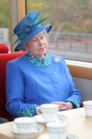 Queen Elizabeth II. ist inzwischen die am längsten regierende britische Monarchin. Kein anderer Monarch vor ihr hat in einem so hohen Alter regiert. Sie überholte sogar ihre Ururgroßmutter Victoria (1837-1901).