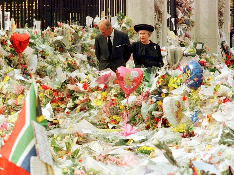Im Zusammenhang mit ihrer Familie passierte Elizabeth II. der wohl größte Fehler ihrer Regentschaft: der Umgang mit dem Tod Prinzessin Dianas am 31. August 1997. Das Königshaus setzte die Fahne des Buckingham-Palasts nur mit erheblicher Verzögerung auf Halbmast, als Diana verunglückt war. Elizabeth II. hatte die Stimmung im Volk falsch eingeschätzt. 