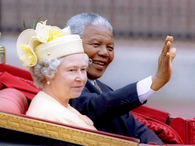 In ihrer Regentschaft traf Elizabeth II. mit allen wichtigen Politikern zusammen. 1996 begegnete sie Nelson Mandela.