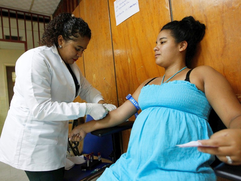 Januar 2016: Behörden in Jamaika und Kolumbien empfehlen, geplante Schwangerschaften aufzuschieben. In Deutschland gibt es mehrere Fälle von Infektionen bei zurückkehrenden Reisenden. Es wird bekannt, dass Zika auch bei ungeschütztem Geschlechtsverkehr übertragen werden kann.