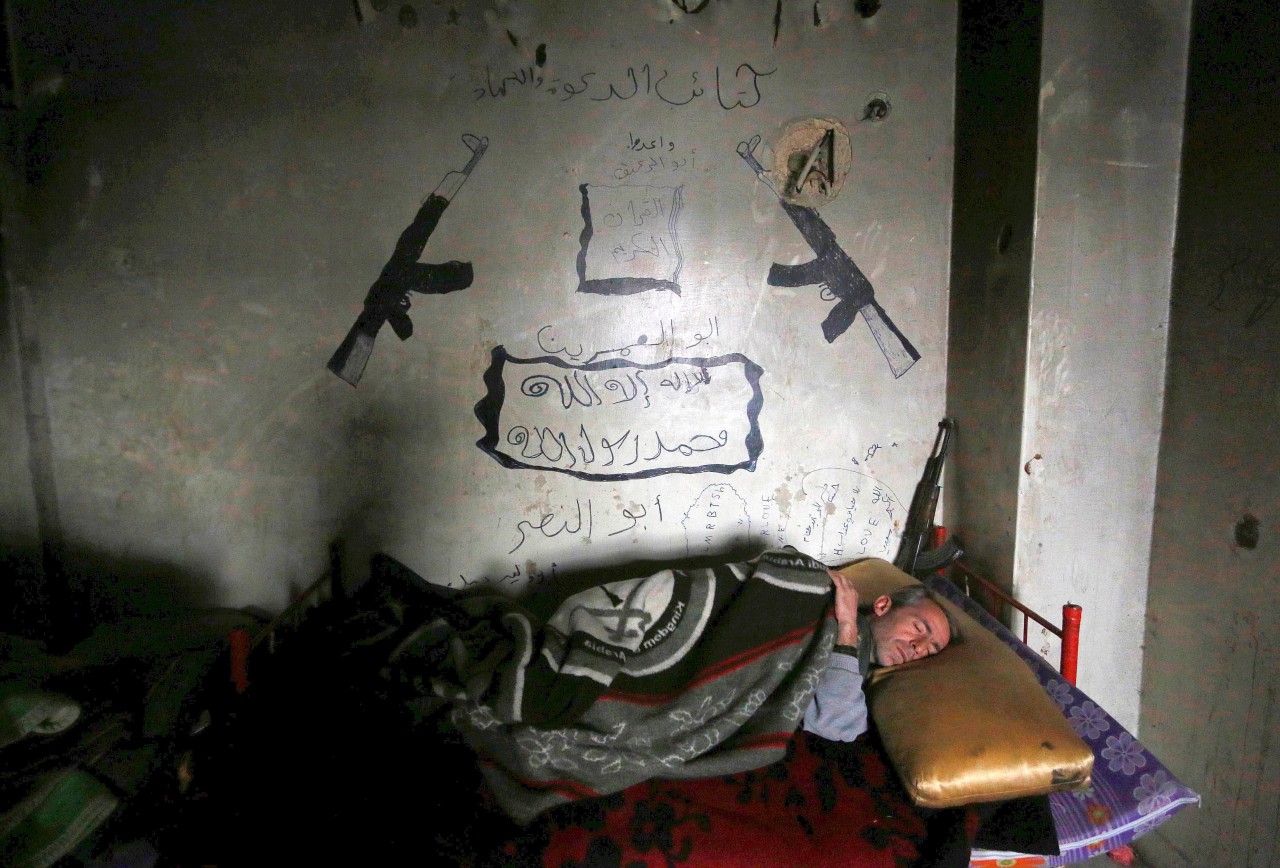 Ein Rebellen-Kämpfer der al-Jabha al-Shamiya schläft in einem Raum direkt an der umkämpften Front in Aleppo.