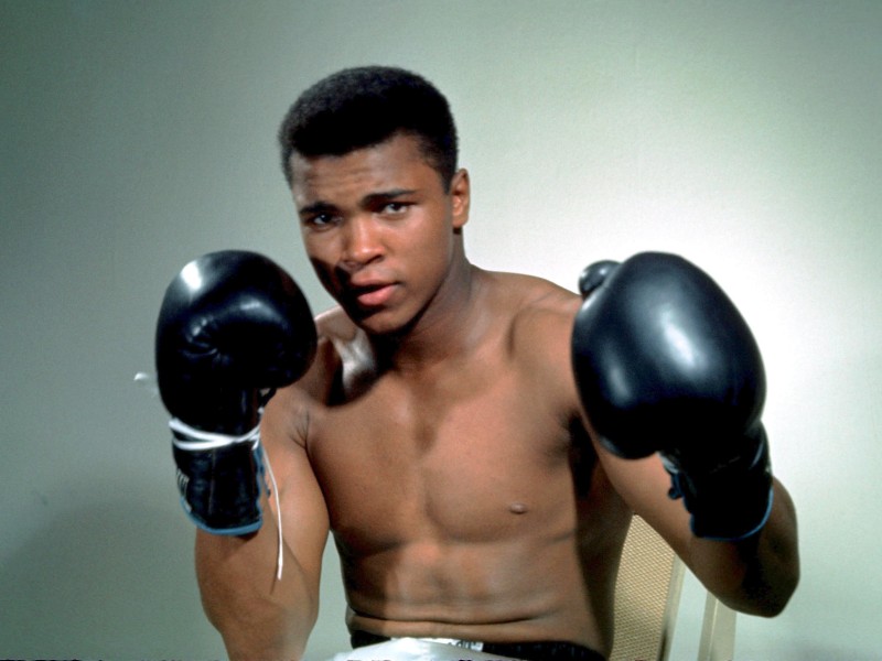 Trauer um „The Greatest“ Muhammad Ali: Er litt seit über 30 Jahren an Parkinson, ließ sich aber nicht unterkriegen. Nun hat Muhammad Ali – der berühmteste Boxer der Sport-Geschichte – seinen wichtigsten Kampf im Alter von 74 Jahren verloren. Der dreifache Weltmeister im Schwergewicht und Olympiasieger im Halbschwergewicht hatte seine Karriere im Jahr 1981 beendet.