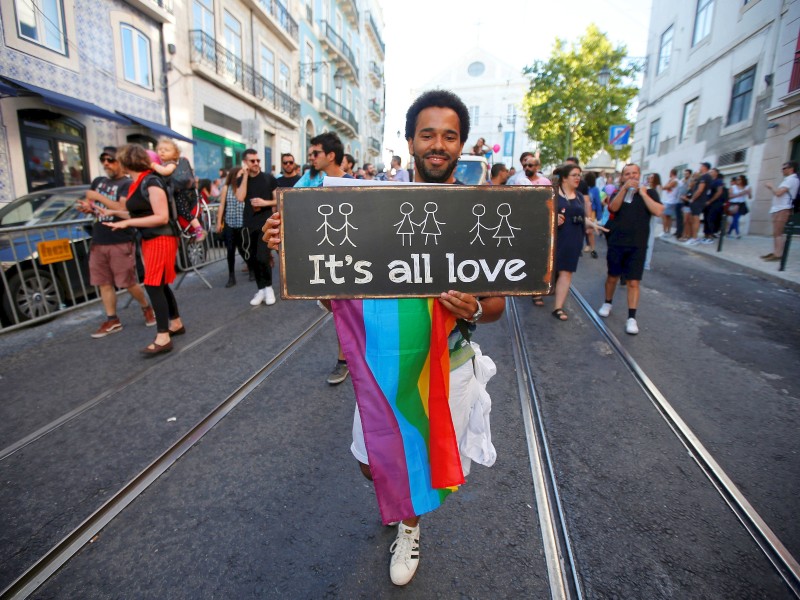 Ein Demonstrant in Lissabon hielt bei der Pride Parade ein Schild hoch auf dem in Englisch steht: „Es ist alles Liebe“. 