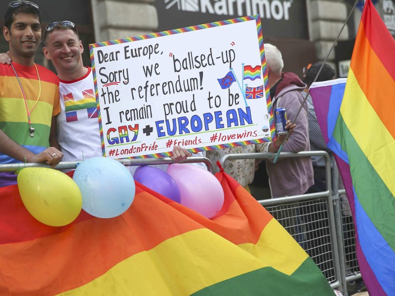 Bei der Pride Parade in London nutzten diese Männer die Gelegenheit, um sich für den Brexit zu entschuldigen. 