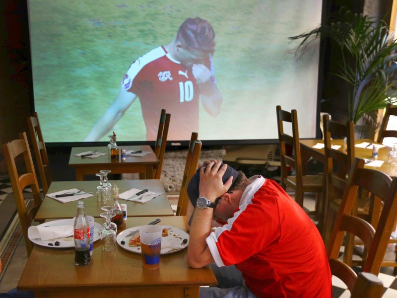 Enttäuschung bei den Schweizer Fans nach der knappen Niederlage gegen Polen im Elfmeterschießen.