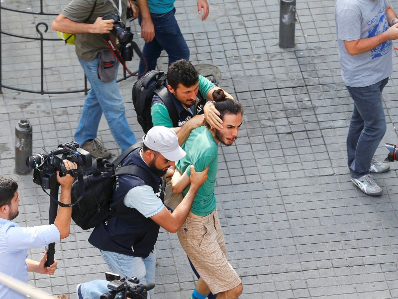 Polizisten in Zivil verhafteten in Istanbul diesen Aktivisten. 