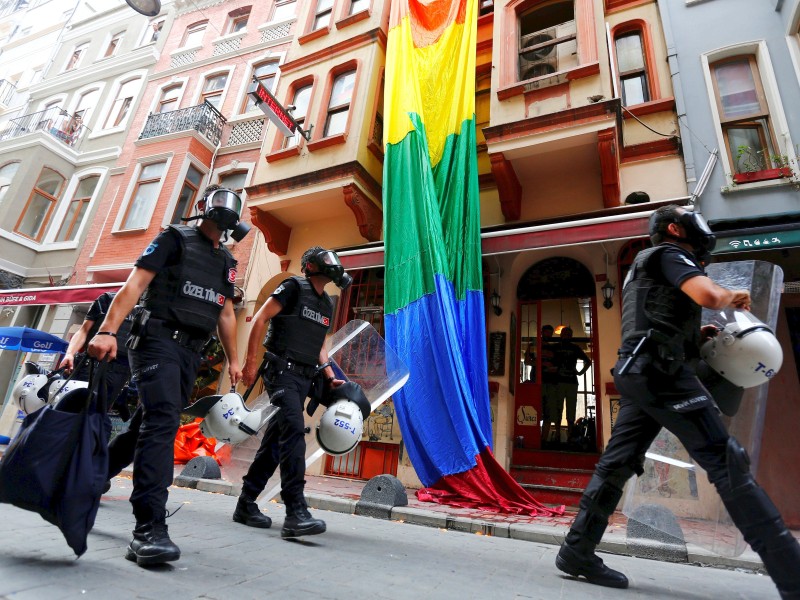 So frei wie in New York fand nicht überall auf der Welt der Christopher Street Day statt. In der Türkei gingen Polizisten aggressiv gegen die Demonstration vor.