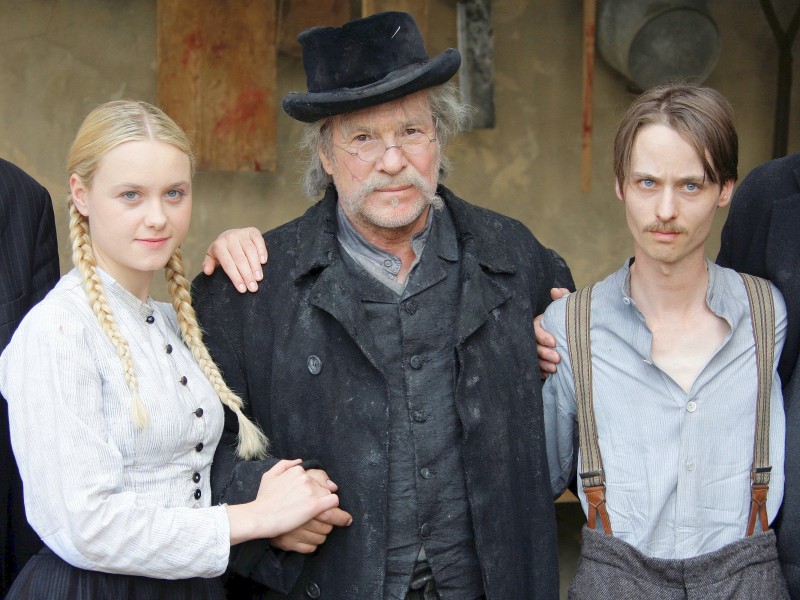 An der Seite von Anna Unterberger (l.) und Tom Schilling (r.) spielte Götz George 2008 im Film „Mein Kampf“.