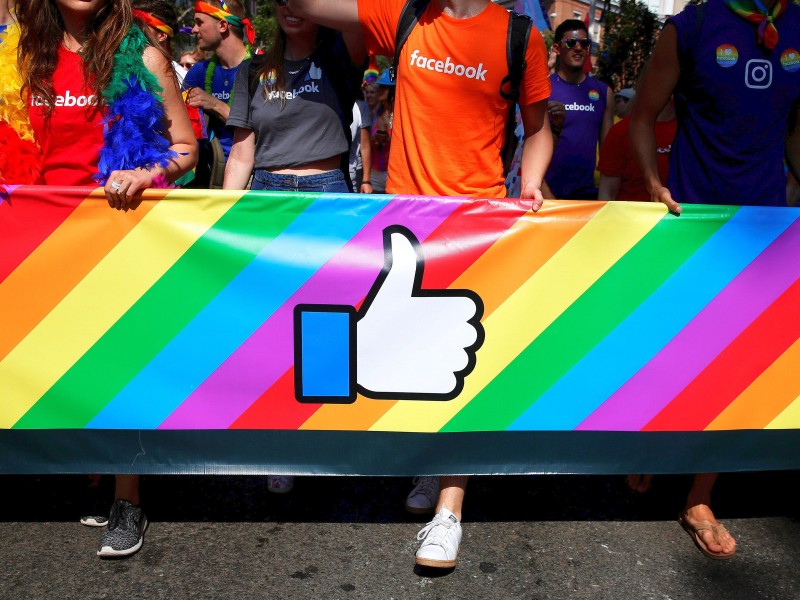 Heute wird der Christopher Street Day, oftmals Pride Parade genannt, gefeiert, um auf die Rechte von sexuellen Minderheiten, also Lesben, Schwulen, Bi-, Trans-, und Intersexuellen (LGBTI) aufmerksam zu machen. Hier der Facebook-Daumen bei der Demonstration in New York.