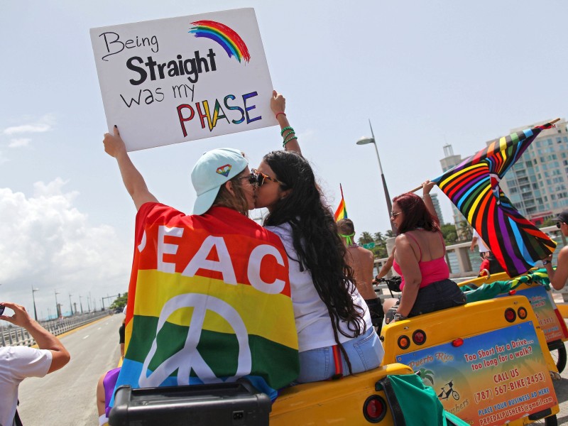 In Puerto Rico küsste sich ein Paar bei der Pride Parade.