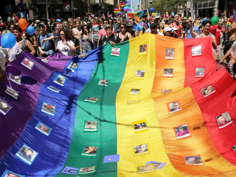 Weltweit wird beim Christopher Street Day für die Rechte sexueller Minderheiten demonstriert. Hier trugen Teilnehmende in San Francisco (USA) eine Regenbogenflagge. Die Fotos zeigen die Opfer des Orlando-Attentats vom Juni 2016. 