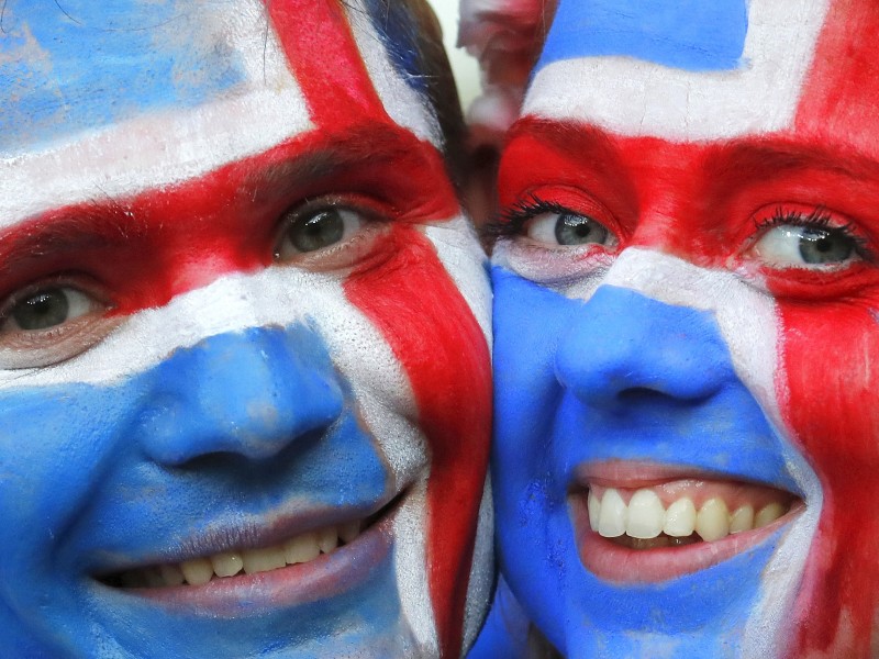 Unverkennbar: Island-Fans in bester Laune.