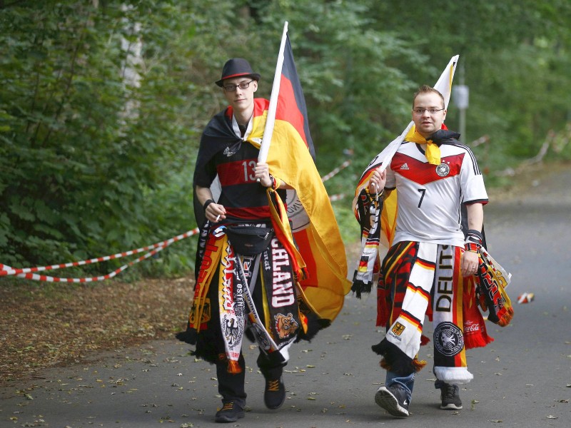 Fußball feiern ist eine ernste Sache, da kann man nicht beim Party-Outfit schludern: Diese beiden wollten das Schicksals-Spiel Deutschland – Italien am Samstagabend wie rund 150.000 andere Fans bei Deutschlands größtem Public Viewing auf der Fanmeile in Berlin sehen. 